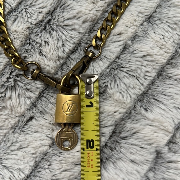 #203 Louis Vuitton lock and key necklace RARE - Picture 4 of 5